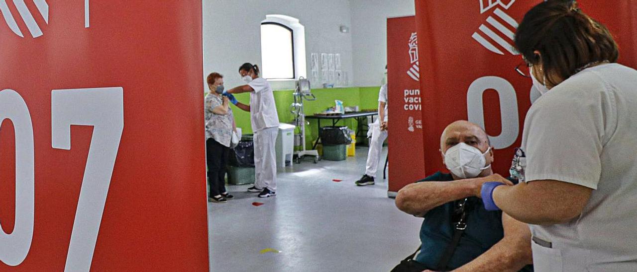 Vacunación de pacientes en el recinto habilitado en Alcoy. | JUANI RUZ