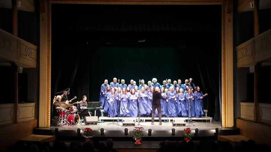 Los integrantes y músicos del coro interpretan una canción en el concierto.