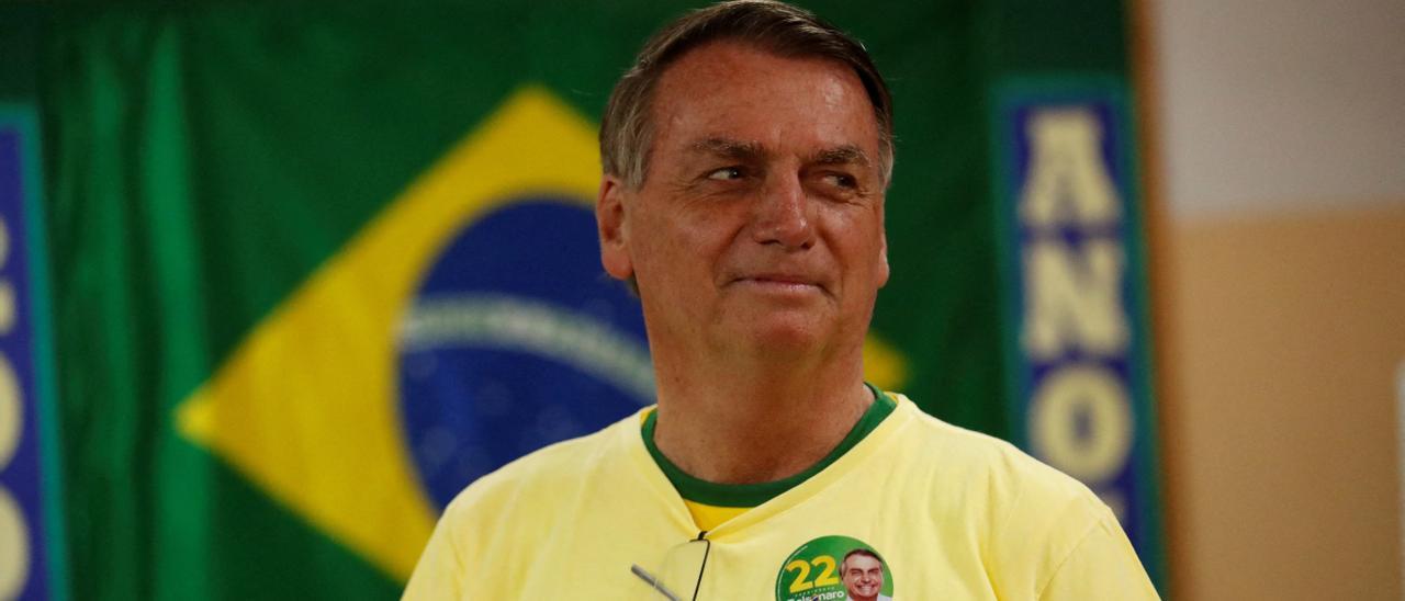 El presidente brasileño, Jair Bolsonaro, vota en la segunda vuelta de las elecciones, este domingo en Río de Janeiro.