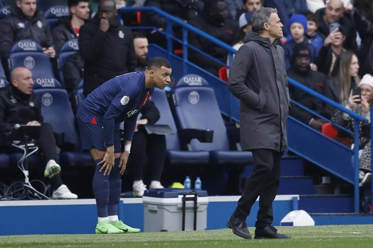 Kylian Mbappé durante su última temporada con el PSG, junto a Luis Enrique