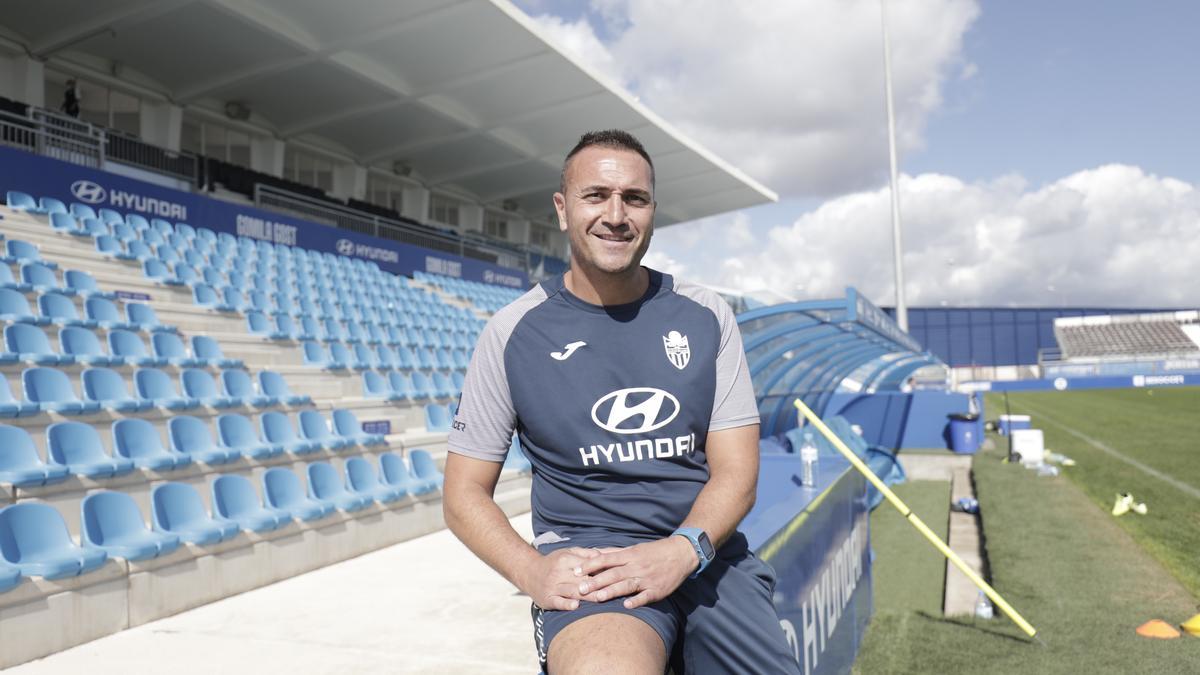 Jordi Roger posa en el Estadio Balear.