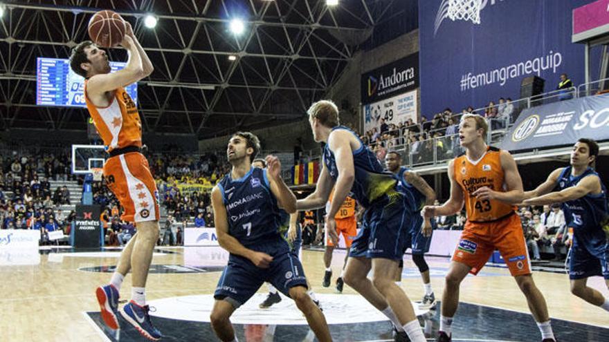 El base del Valencia Guillén Vives lanza a canasta. El equipo taronja ganó ayer en la pista del Andorra.