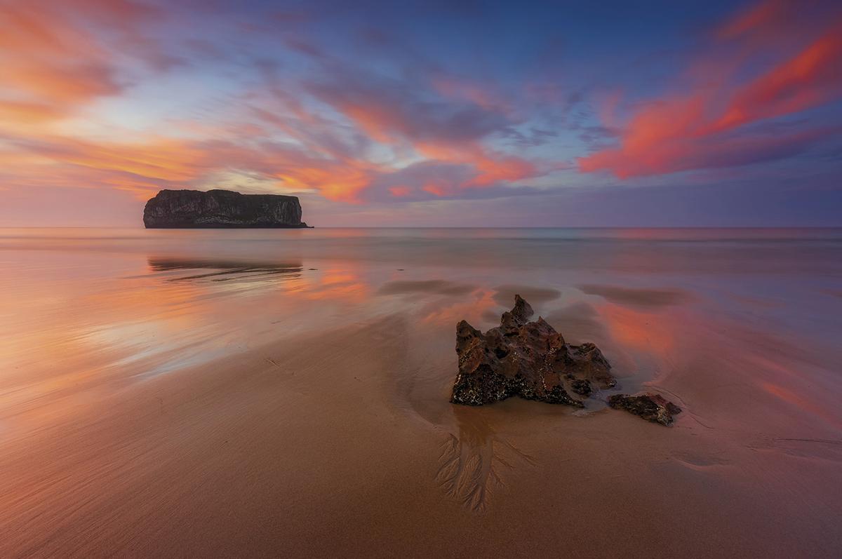 Imagen titulada "Heridas que interpretan tu pasado", tomada en la playa de Andrín.