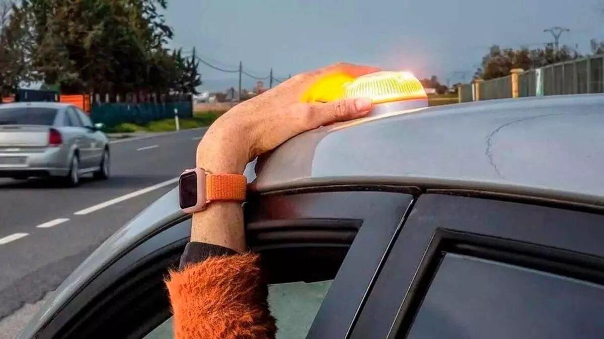 Una conductora pone la baliza