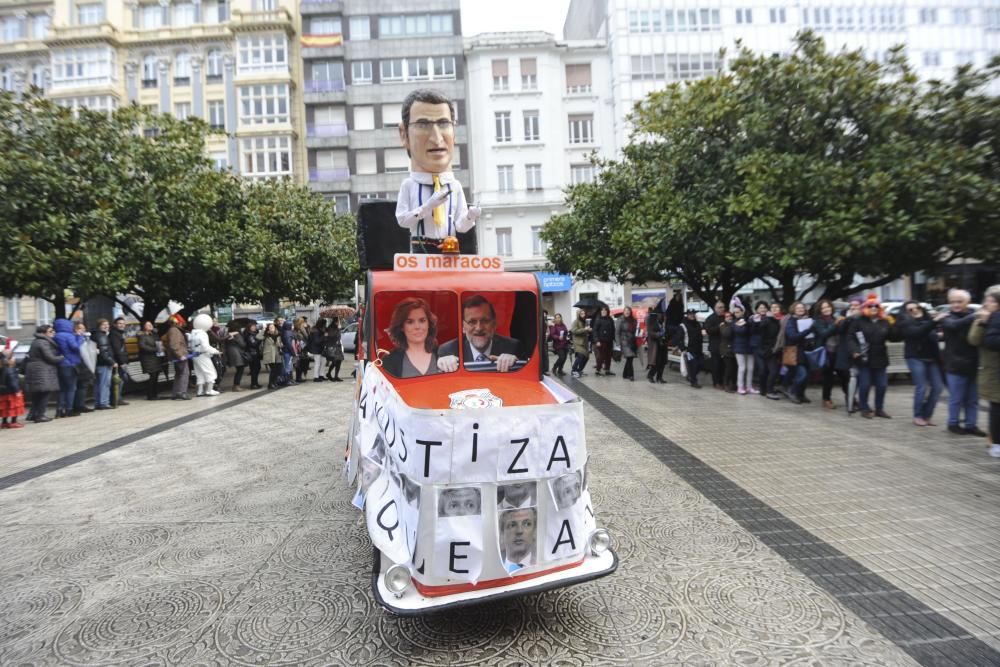 Trabajadores de Justicia, en huelga indefinida, se manifiestan disfrazados a las puertas del Tribunal Superior de Xustiza de Galicia.