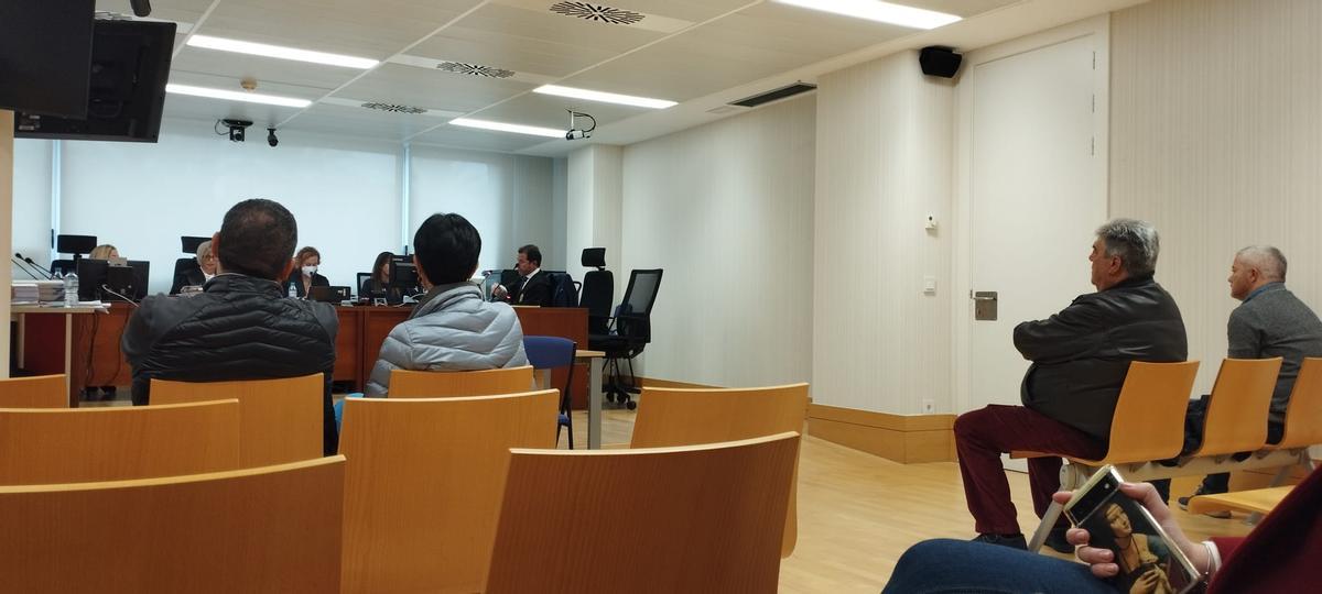 Los empresarios y el alcalde, el segundo por la derecha, durante el juicio