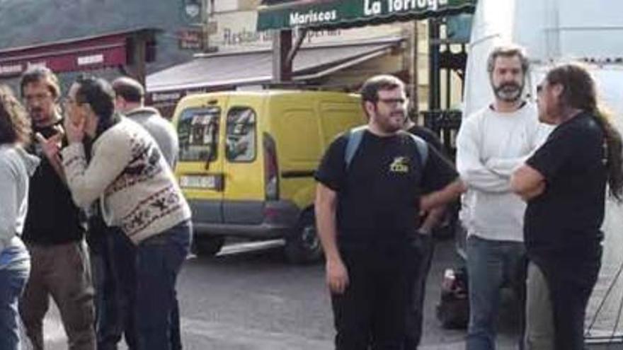 Pablo Fernández Vilalta (tercero por la izquierda) supervisa en una cámara la última escena grabada ayer en Tazones.