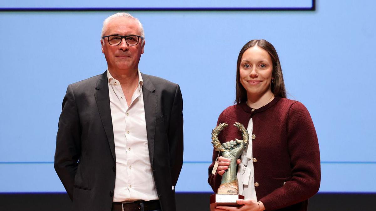 Nerea Patiño recibe el premio a mejor promesa de manos de Rogelio Garrido.|  Marta G.Brea/Alba Villar