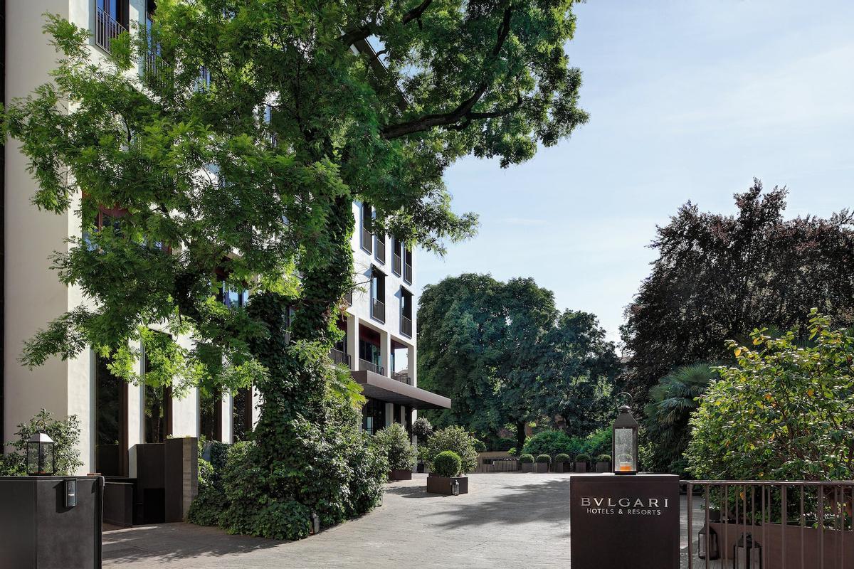 Entrada y fachada del Bulgari Hotel Milano