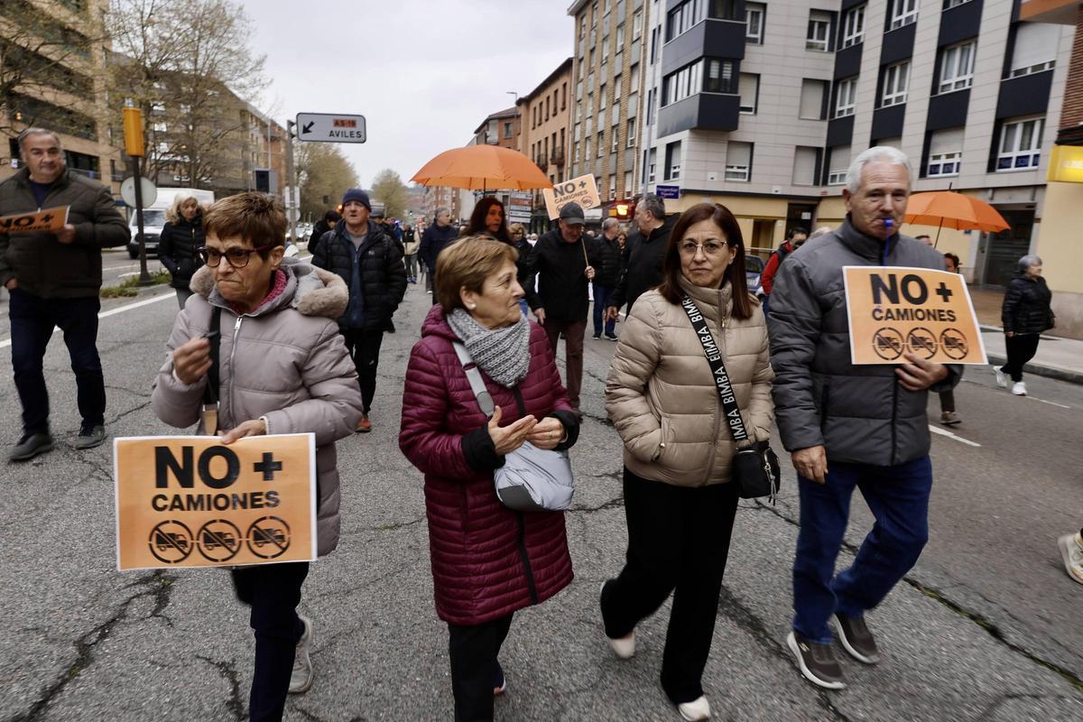La Calzada vuelve a clamar contra el tráfico de camiones (en imágenes)