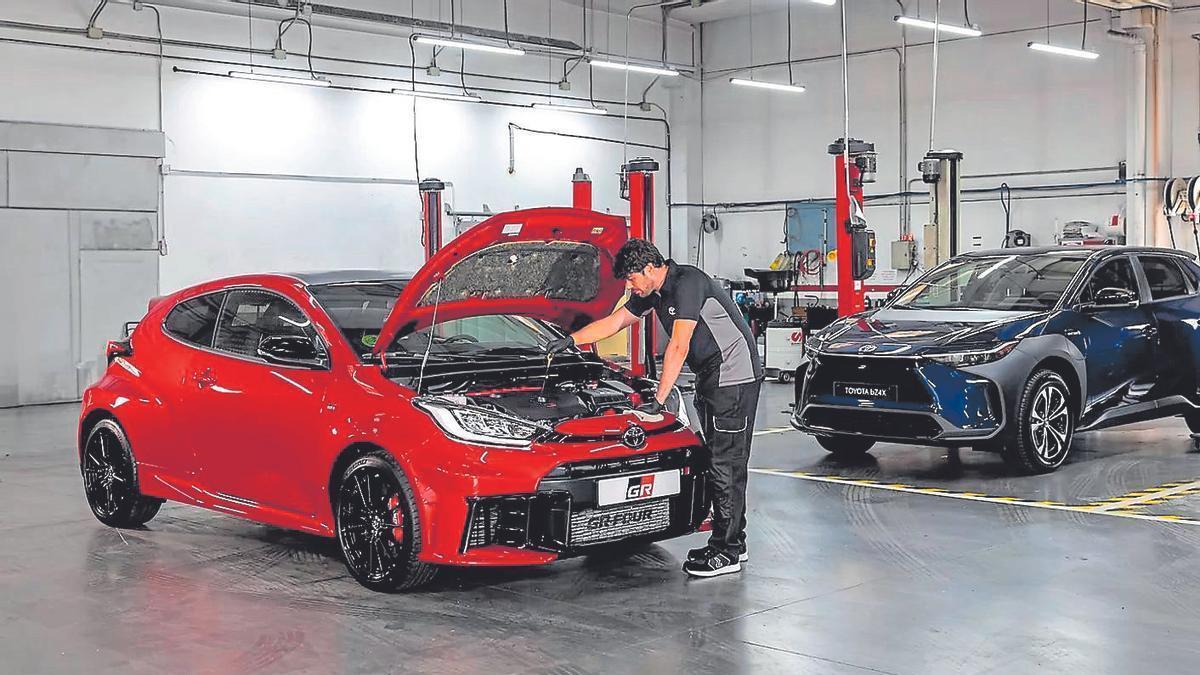 El mantenimiento periódico de su Toyota ayuda a prolongar la vida útil del vehículo y a mantener la máxima seguridad.