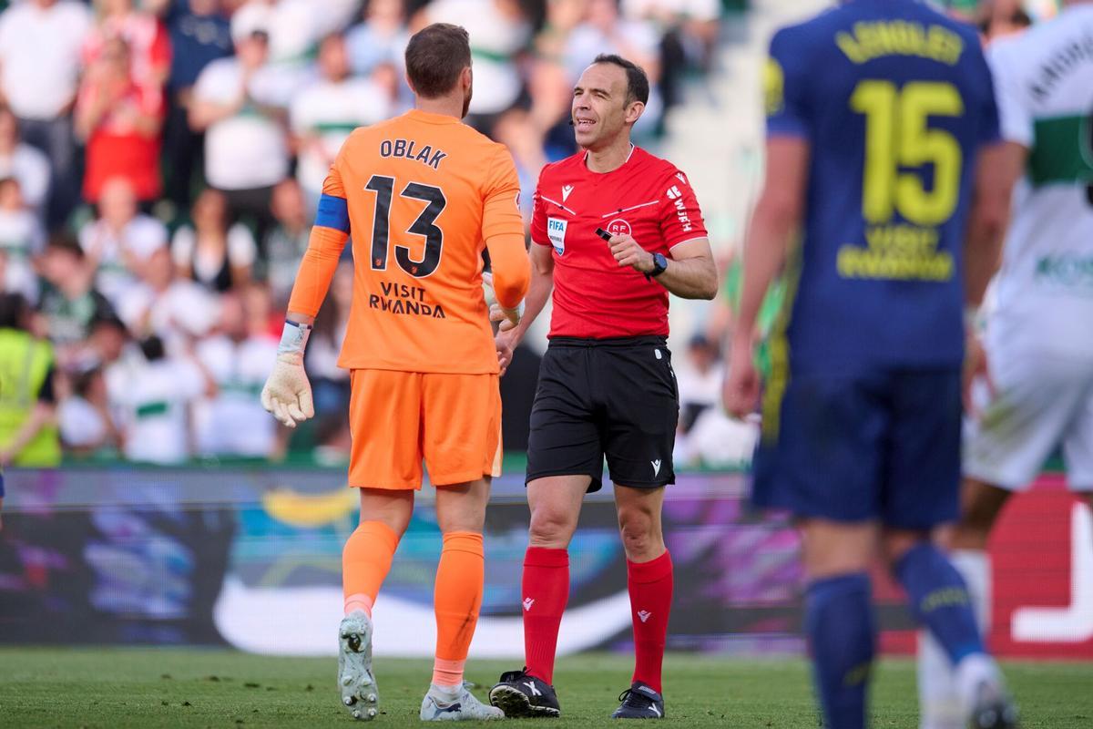 Jan Oblak conversa con el colegiado del encuentro.