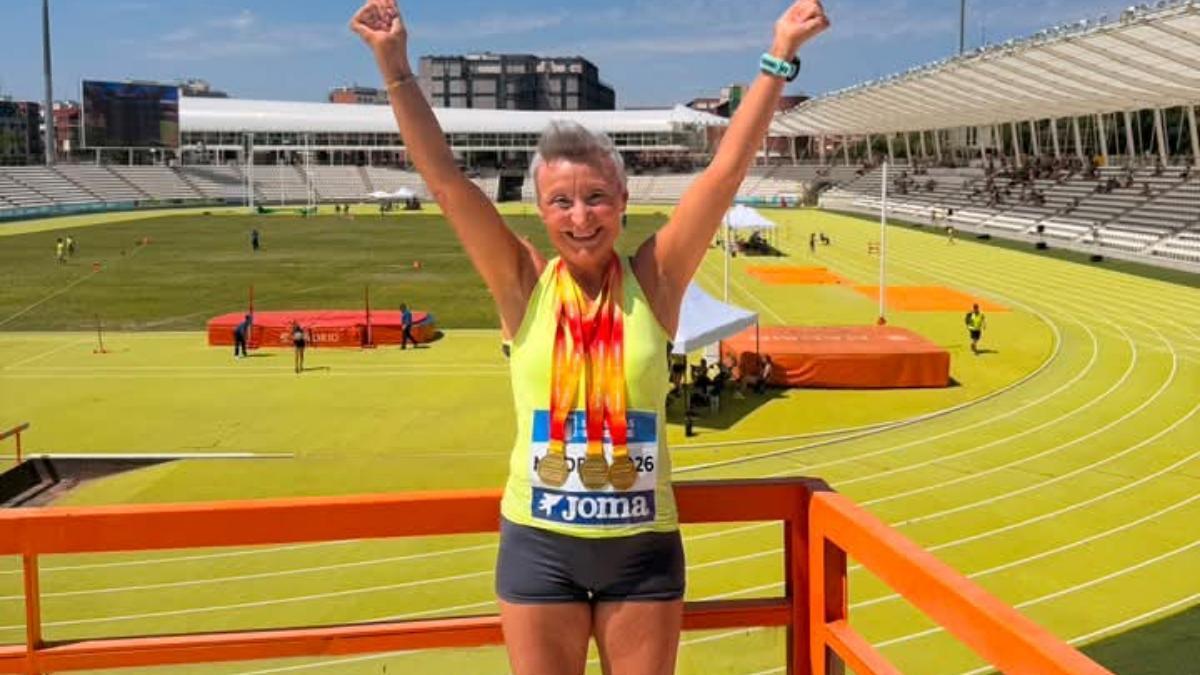 Ascensión Olcina, con sus tres medallas, con la pista madrileña al fondo.