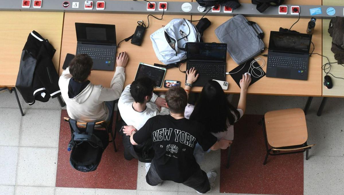 Universitarios en una aula en la Facultad de Informática del Campus de Elviña. |  Carlos Pardellas