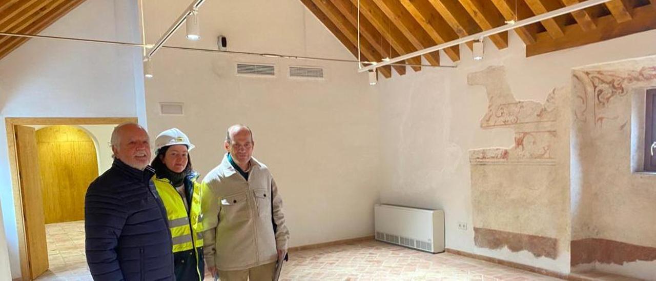 José Ramón Cruz del Campo, Gloria Cruz Bautista y Demófilo Peláez Postigo, en una de las dependencias rehabilitadas del edificio principal.