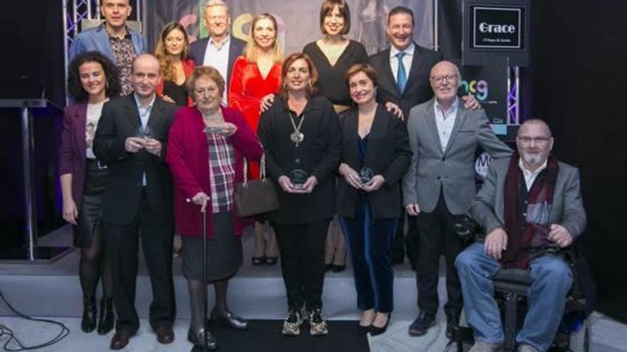 Premiados, dirigentes y autoridades, en la foto final del acto.