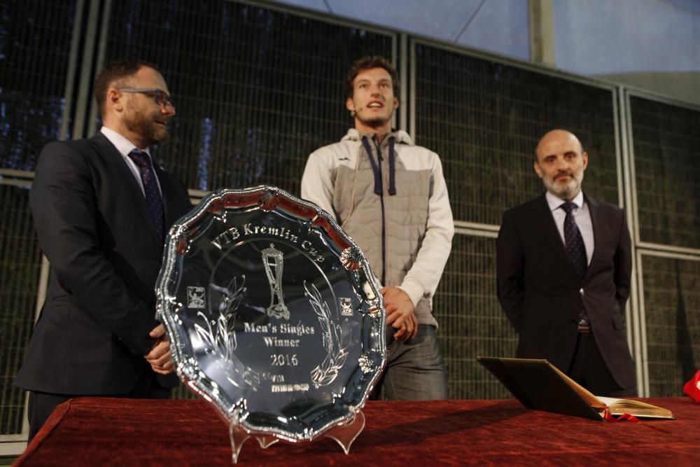 Pablo Carreño muestra sus trofeos y charla con los jóvenes tenistas del Grupo Covadonga