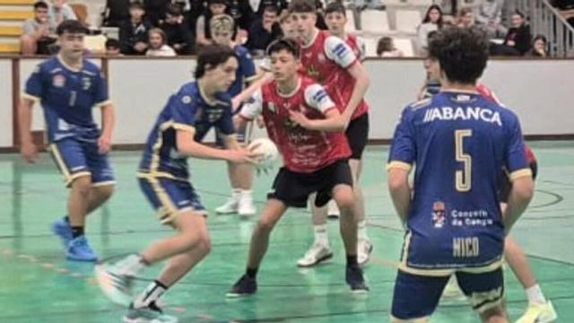 Una jugada del partido infantil entre el Juanfersa y el Luceros.