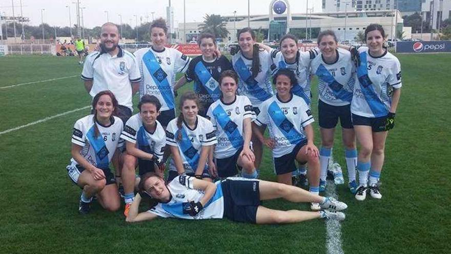 Formación del equipo femenino durante la primera jornada del torneo disputado ayer en Abu Dhabi.