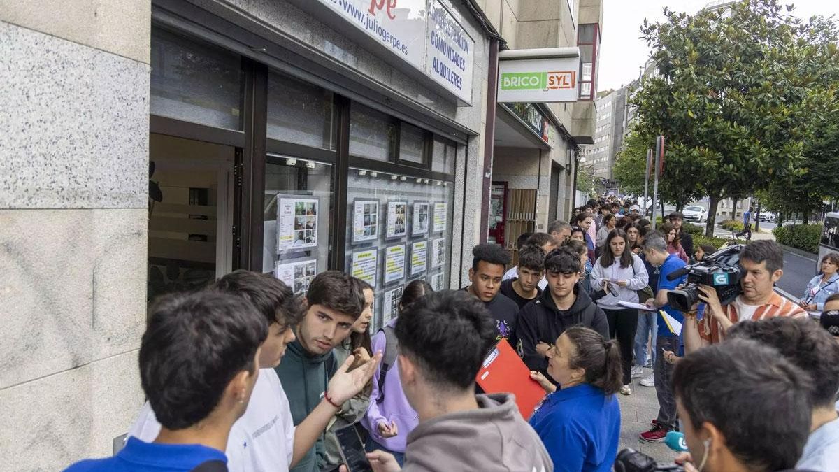 Colas de estudiantes universitarios ayer delante de la inmobiliaria Julio Gerpe en Santiago.