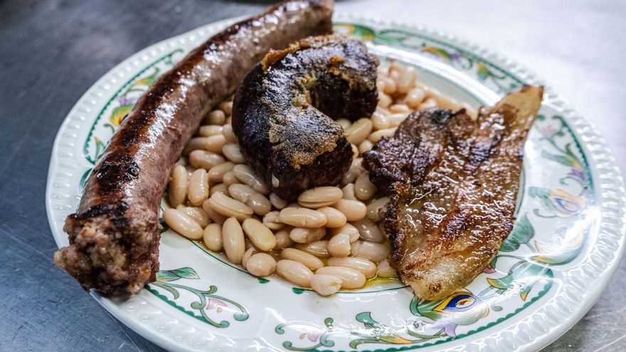 Plat de mongetes amb cansalada i botifarres, un dels típics dels esmorzars als restaurants del Bages