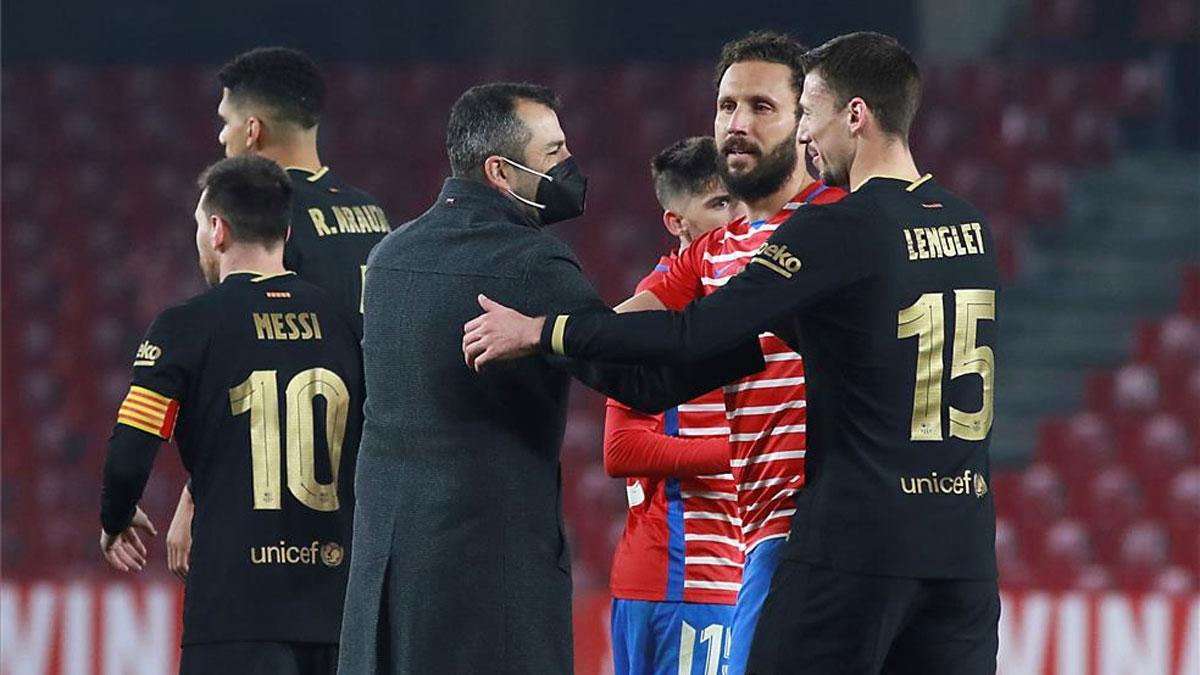 Diego Martínez saluda a Lenglet en un partido de este curso