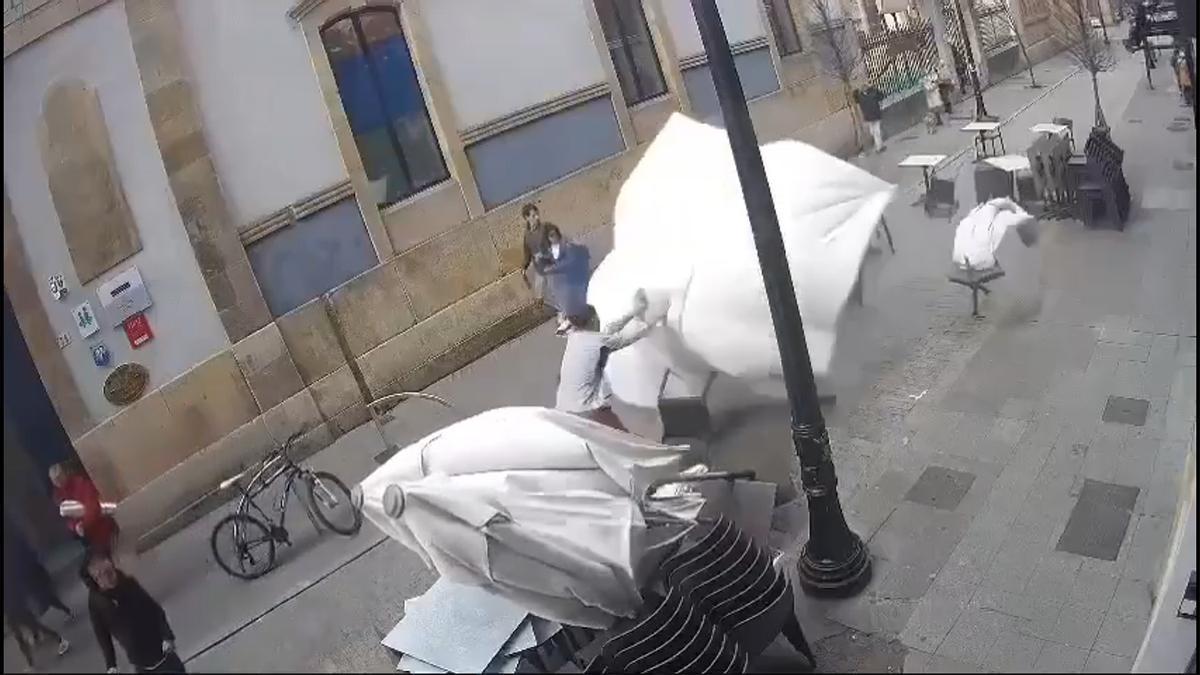 El espeluznante impacto de una sombrilla arrastrada por el viento contra un camarero en Gijón: &quot;Fue más que un susto&quot;