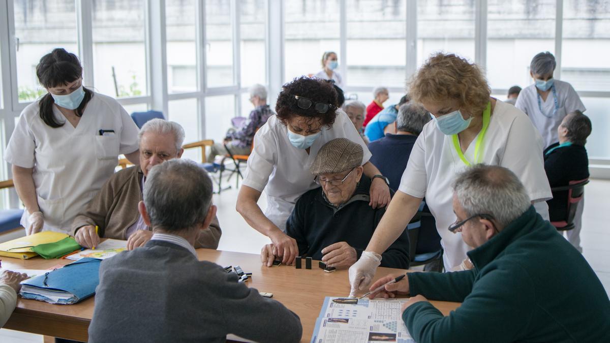 Usuarios y trabajadoras de la residencia La Esperanza de Ourense, ayer en uno de los talleres.