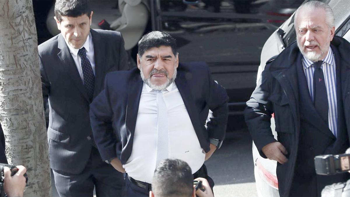 Maradona, a su llegada al almuerzo de directivas