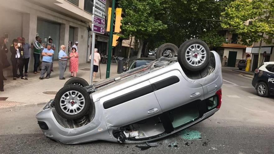 Un coche vuelca en Manacor