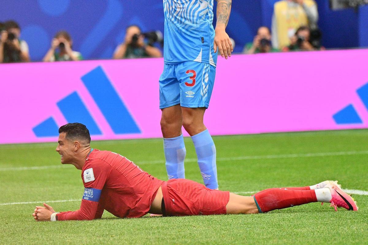 Cristiano Ronaldo en el suelo tras fallar una ocasion