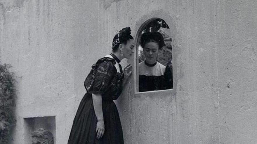 Fotografía fechada en 1944 que muestra a Frida Kahlo (1907-1954) mirándose en un espejo. Diferentes retratos fotográficos de la pintora mexicana, tomados por destacados fotógrafos de la primera parte del siglo XX, conforman la exposición &quot;Frida Kahlo y el Renacimiento mexicano&quot;, que se puede ver en desde hoy, 10 de julio de 2008, hasta el próximo 14 de septiembre, en la galería ThRockmorton, en Nueva York (EEUU)