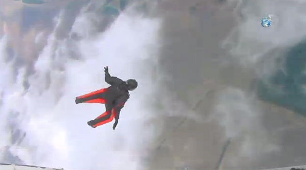 El muntanyenc s’entrena per a volar des del cim de l’Everest el pròxim maig.