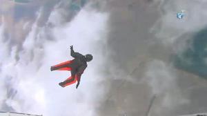 El muntanyenc s’entrena per a volar des del cim de l’Everest el pròxim maig.