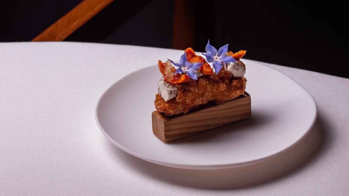 Homenaje de Gofio al Bar Ginory: ventresca de corvina rebozada, erizos y mayonesa de anchoas.