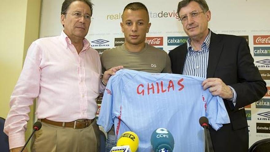 Kamel Ghilas sostiene la camiseta del Celta flanqueado por el consejero Antonio Rosendo y Ramón Martínez, ayer en Balaídos.