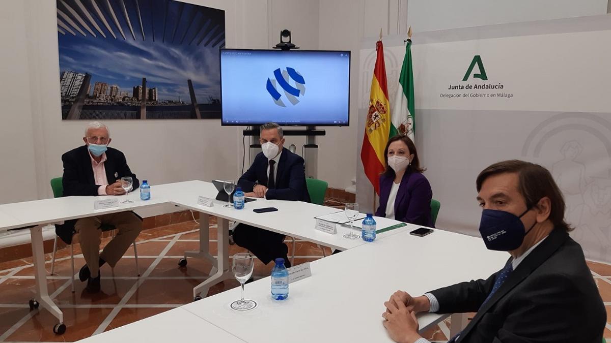 Domingo de Torres y Patricia Navarro flanquean al consejero de Hacienda, Juan Bravo Baena.