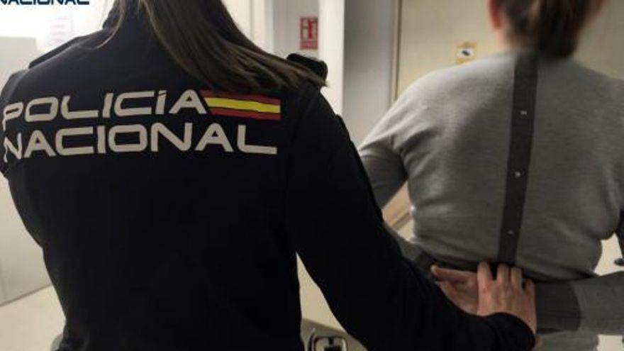 Dos personas detenidas por un delito de estafa y usurpación de estado civil