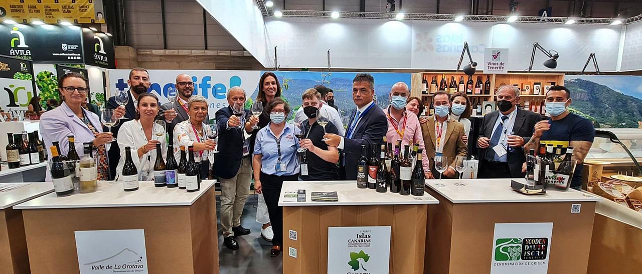 Foto de grupo de los embajadores de los productos tinerfeños del sector primario durante esta semana en la Feria de Madrid.