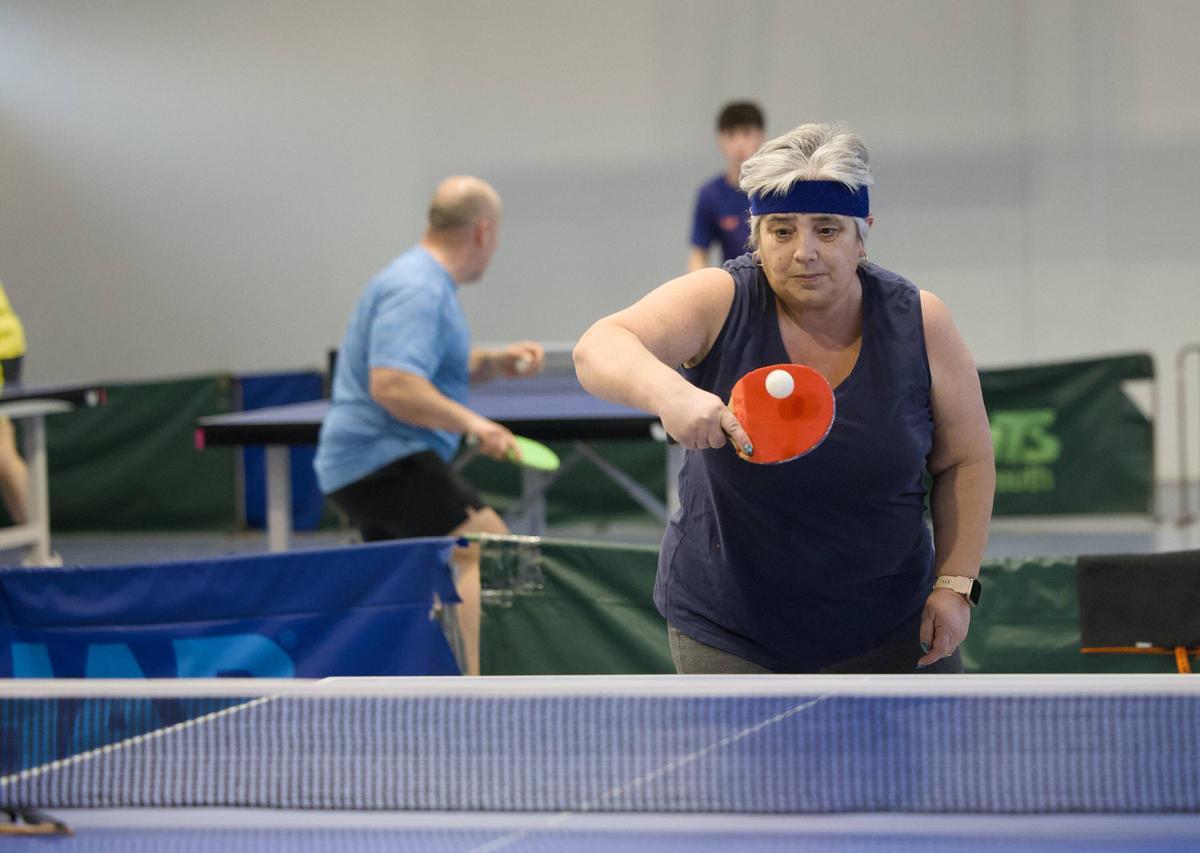 Carmen Quintana posa en el polideportivo del colegio Ramón Muñoz donde entrena de momento el club.