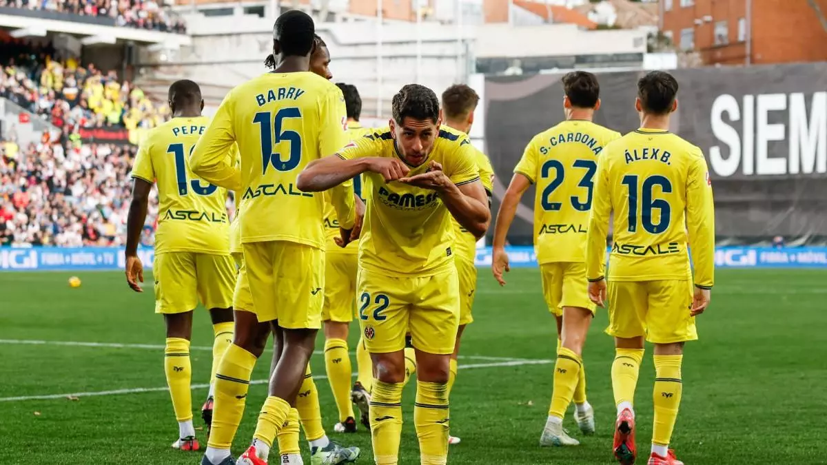 El Villarreal conquista Vallecas y ampl赤a la brecha por la Champions