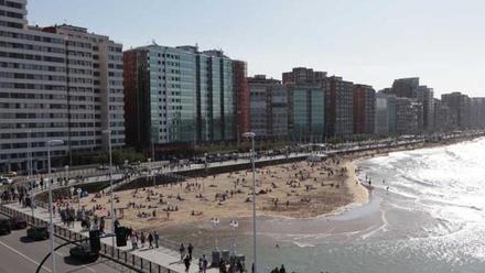 La playa pierde en la zona del Piles dos terceras partes de arena seca a  pleamar - La Nueva España