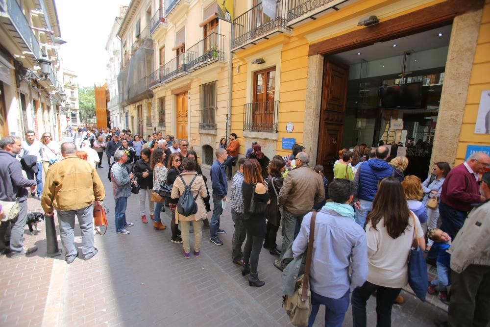 Ciudadanos franceses votan en València en la primera vuelta de las elecciones galas.