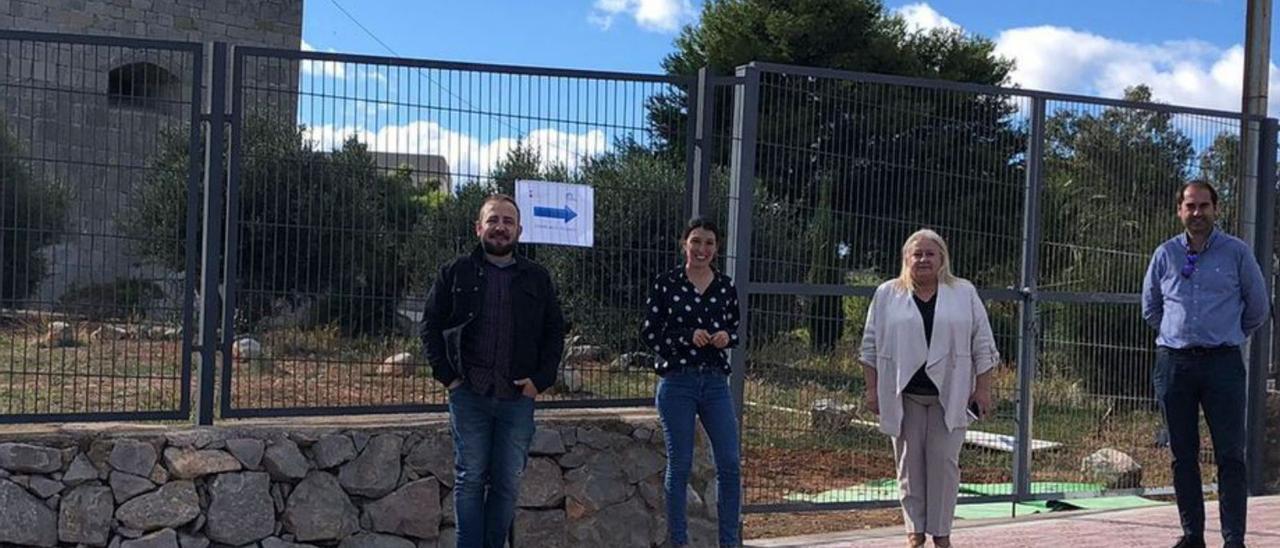 La alcaldesa de Orpesa encabezó la visita a la histórica Torre del Rey.