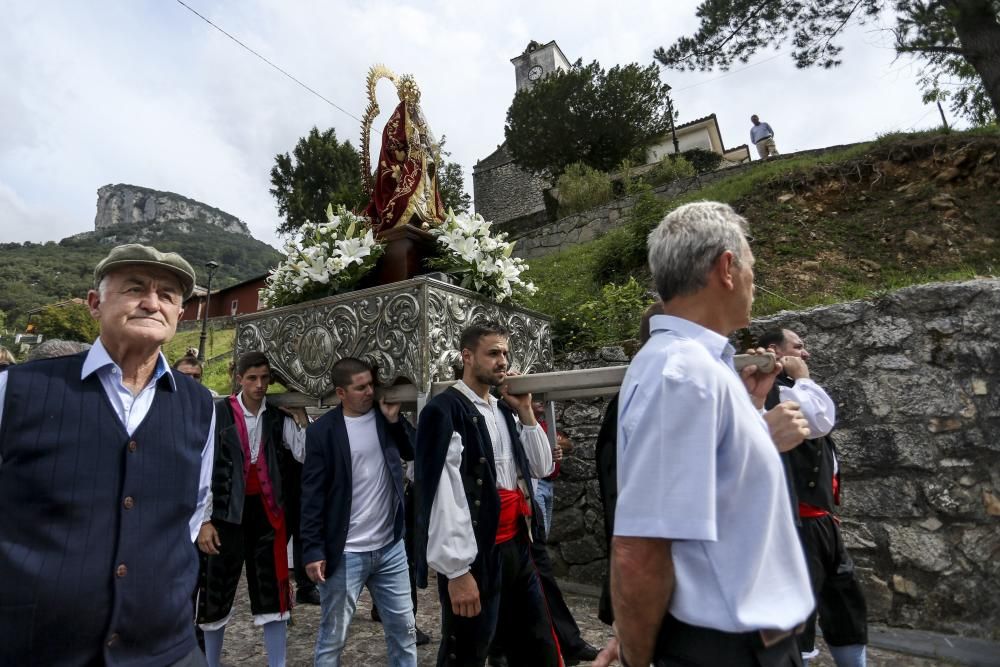 Procesión de la virgen de la salud y misa por las fiestas de Carreña de Cabrales