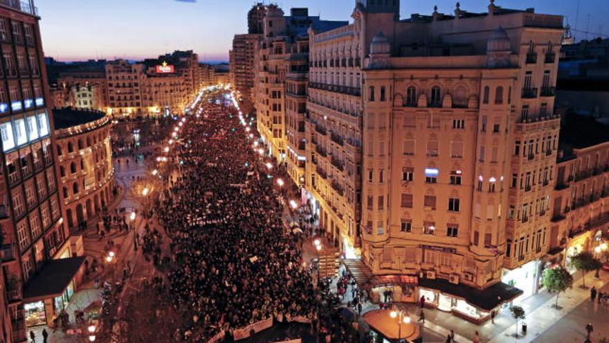 La marea humana recorre las calles de Valencia