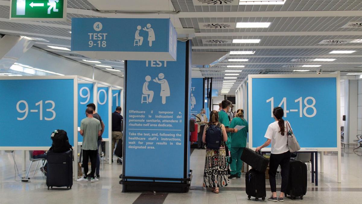 Pasajeros  en el aeropuerto romano de Fiumicino esperan para hacerse un test de covid.