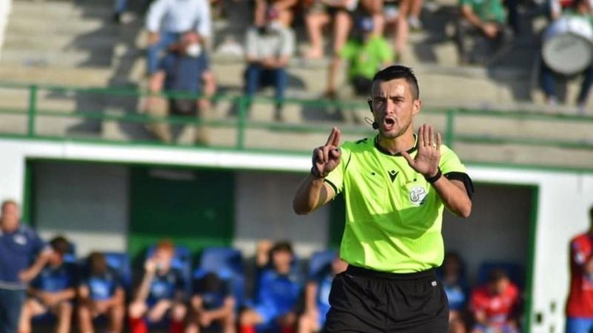 Asensio Pérez dirigiendo un partido.