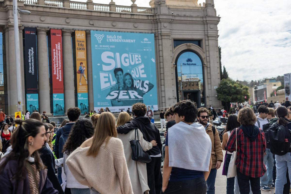 Jóvenes, a las puertas del Saló de l’Ensenyament, durante la pasada edición.