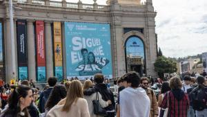 Jóvenes, a las puertas del Saló de l’Ensenyament, durante la pasada edición.